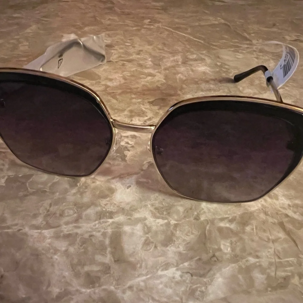 GUESS‎ Women’s Gold Frame Black Lens Women's Sunglasses
